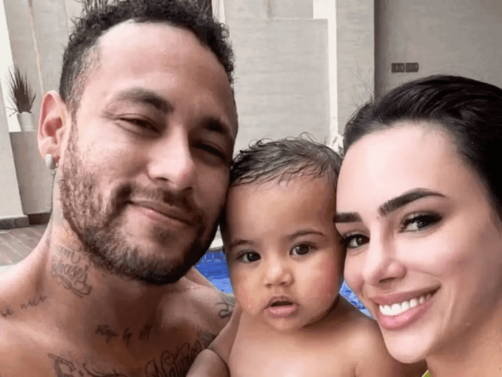 Bruna Biancardi leva Mavie para assistir treino de Neymar na Arábia Saudita