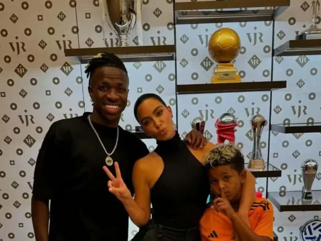 Vini Jr recebe Kim Kardashian em sua casa