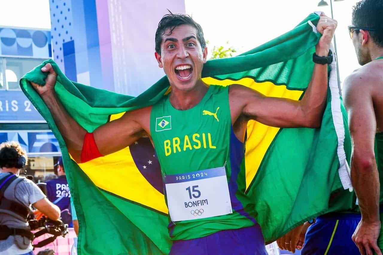 Caio Bonfim, medalha de prata em Paris, é recebido com festa em Brasília