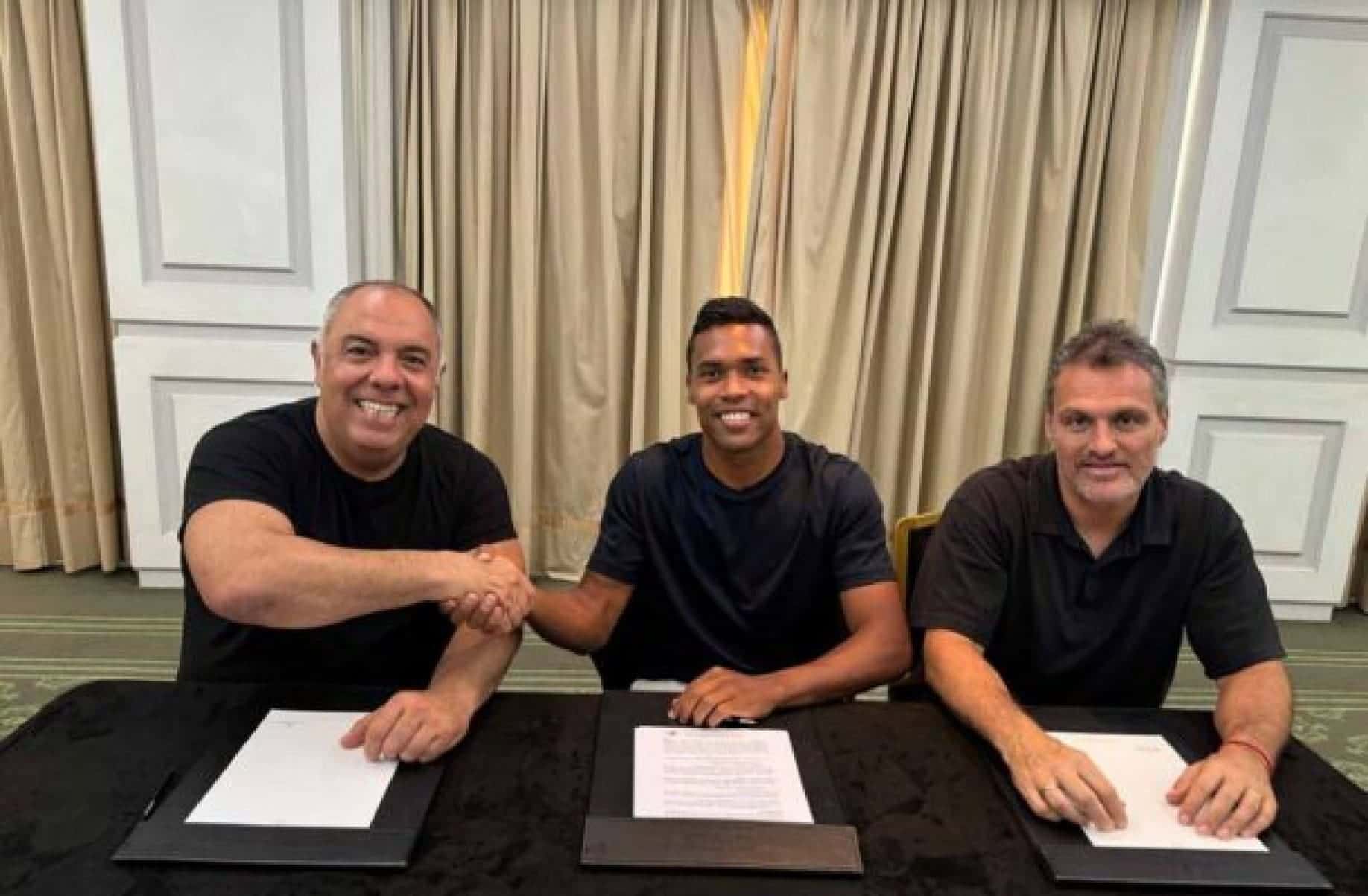 Flamengo anuncia a contratação do lateral-esquerdo Alex Sandro