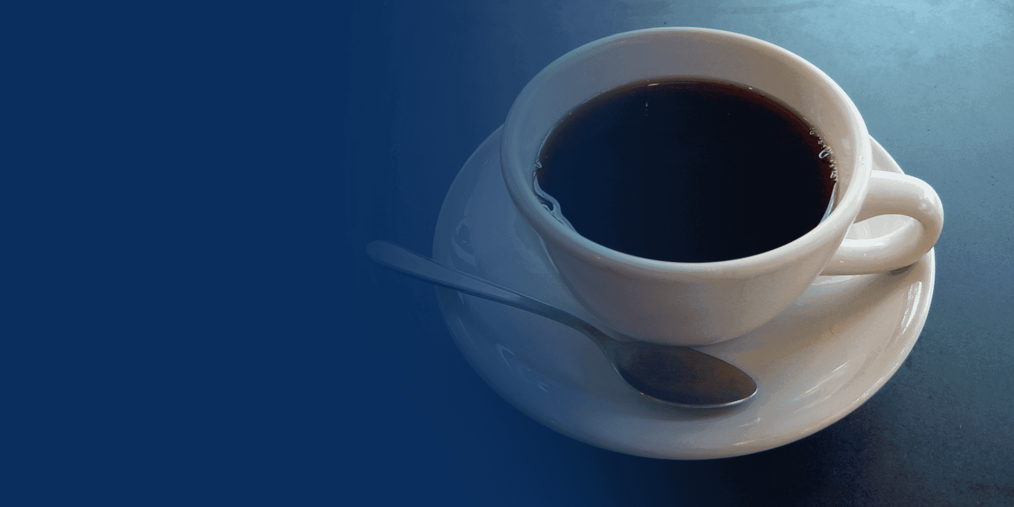 Primeira xícara de café do dia deixa as pessoas mais felizes