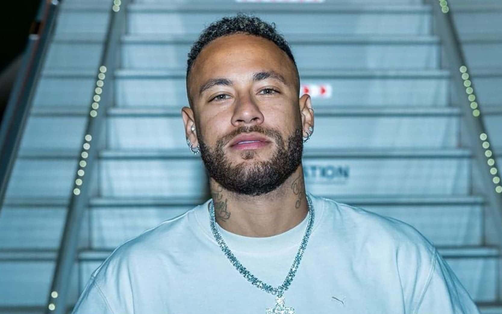 Neymar presenteia garoto brasileiro que chorou ao receber chuteira igual à do craque