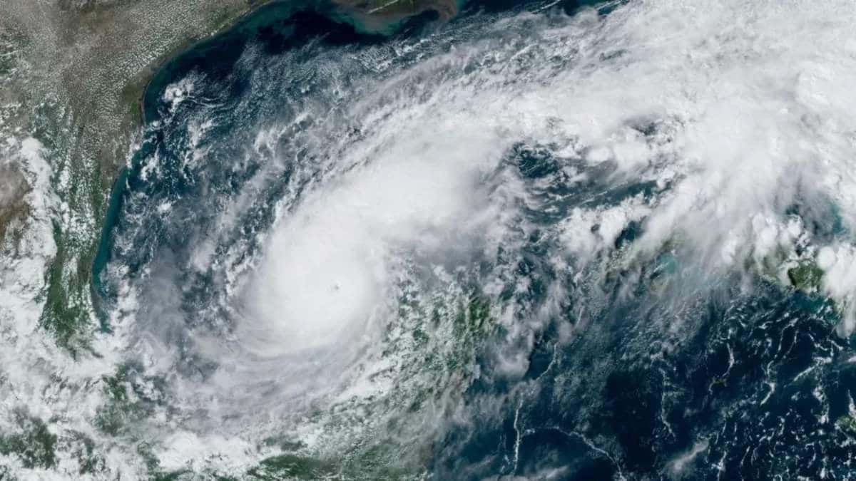 Moradores se movimentam para a chegada de um dos piores furacões dos Estados Unidos