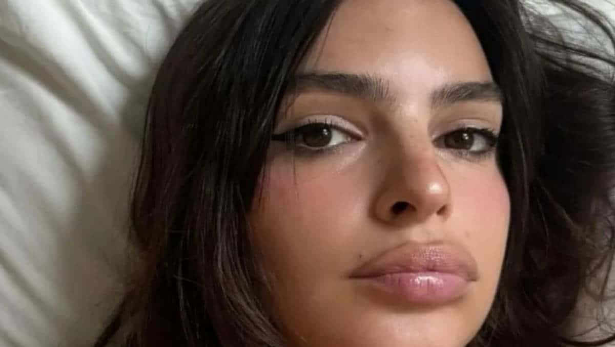 Emily Ratajkowski posta fotos nua no banheiro e esquenta o clima na web