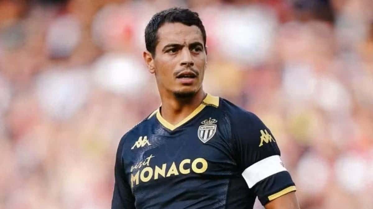 Jogador de futebol é condenado a dois anos de prisão por agressão sexual e outros crimes