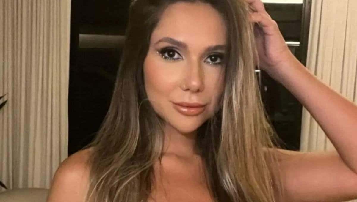 De biquíni, Carolina Portaluppi curte clima quente na piscina e exibe bumbum sarado