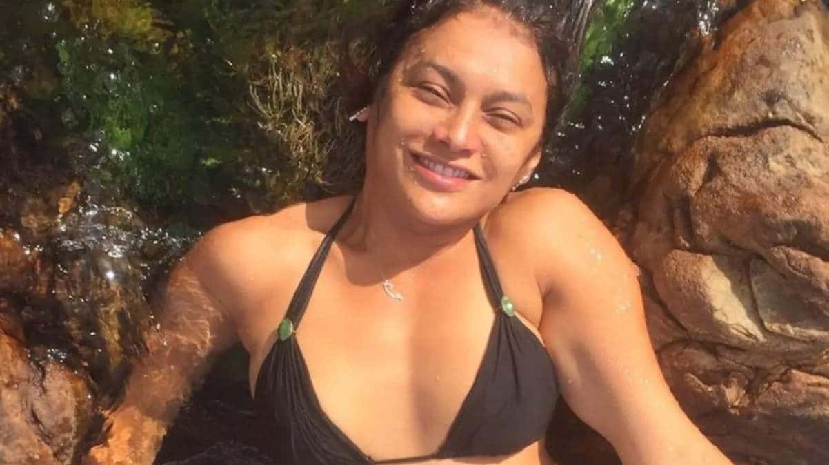 De biquíni, Dira Paes surge belíssima em fotos na cachoeira