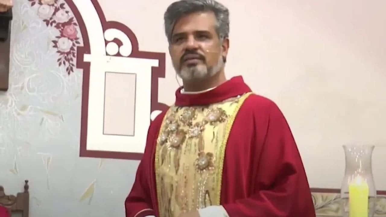 Internautas reagem aos nudes de padre que foi afastado de igreja em SP