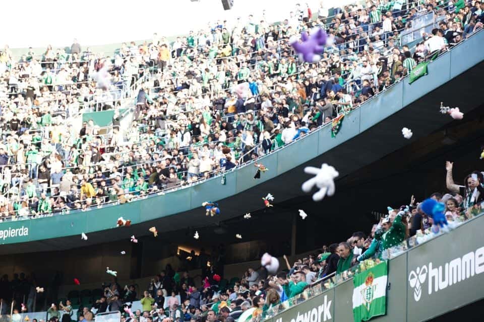 Chuva de pelúcias: Conheça a tradição de natal do Real Betis