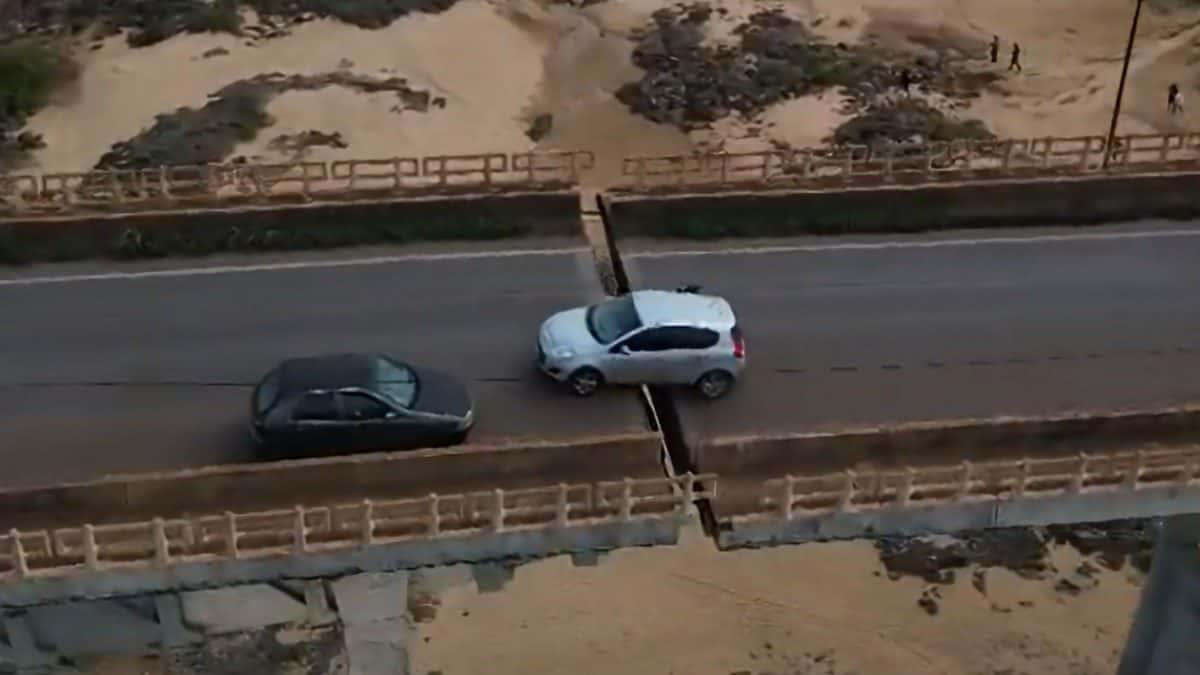 Carro fica preso em fenda que se abriu em ponte que desabou no Tocantins