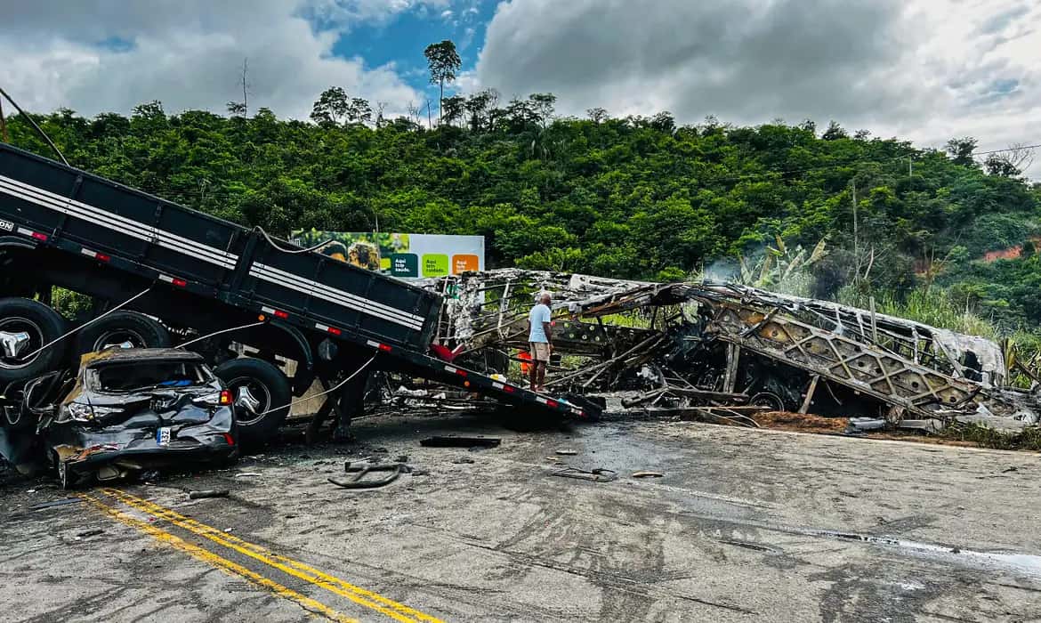 Motorista que se envolveu em acidente em MG é procurado pela polícia