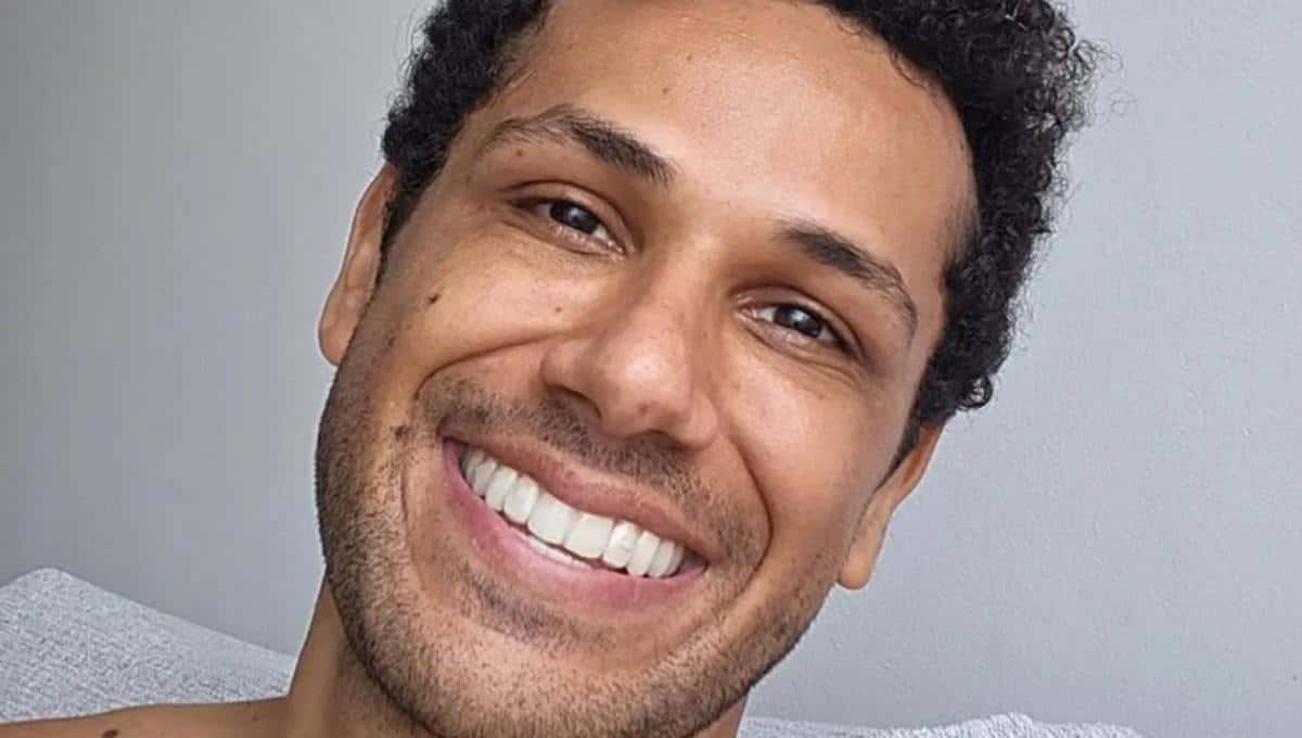 Amaury Lorenzo, o Chico de ‘Volta por Cima’, ostenta volume de sunga na praia