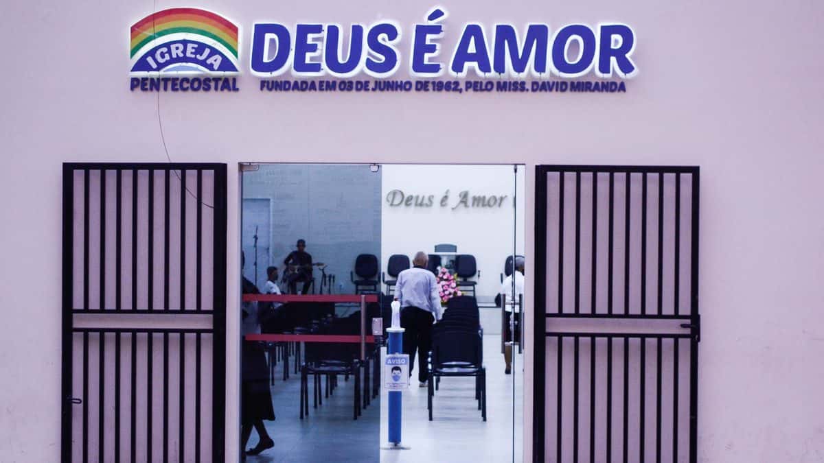 Igreja é acusada de racismo após proibir penteados afro