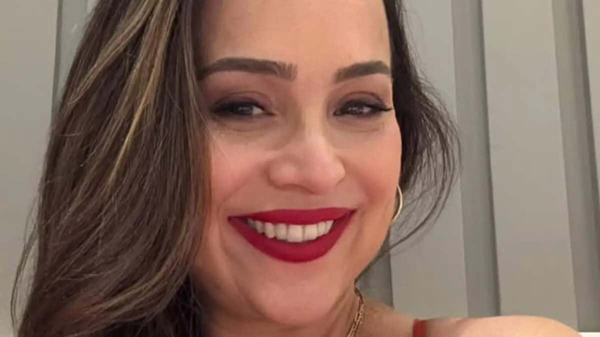 Gabriela Duarte aparece de biquíni em foto rara e exibe corpaço em forma