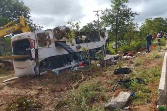 Sete pessoas morrem e 19 ficam feridas em acidente de ônibus no Piauí