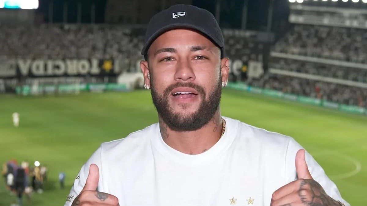 Neymar chega ao Brasil; veja primeiras imagens