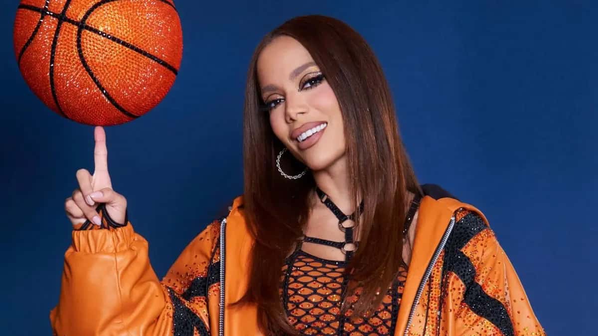 Anitta perde parte do cabelo enquanto dança e atitude surpreende