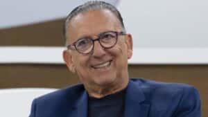 Galvão Bueno é internado com pneumonia viral