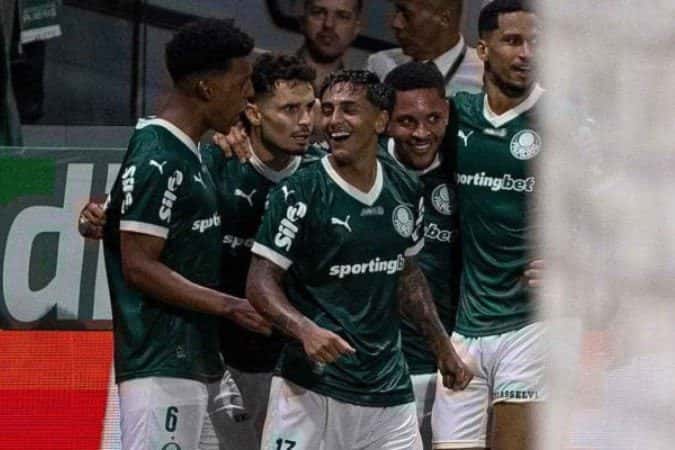Veiga marca de pênalti, Palmeiras bate o São Paulo e garante vaga na final