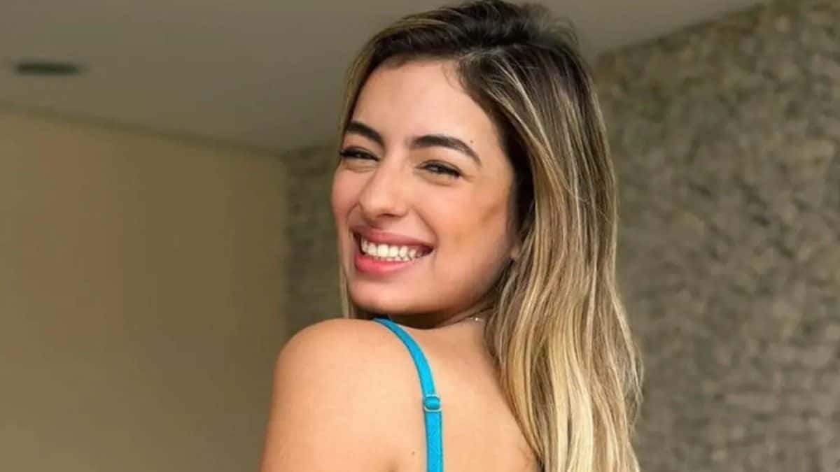 Julia Puzzuoli coloca bumbum para jogo em fotos de biquíni azul: “Espetacular”