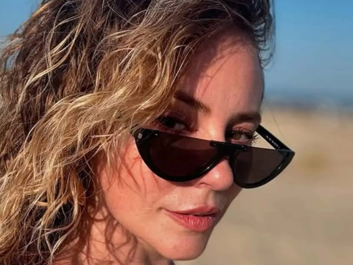 Paolla Oliveira posa com maiô cavado e arranca elogios da web