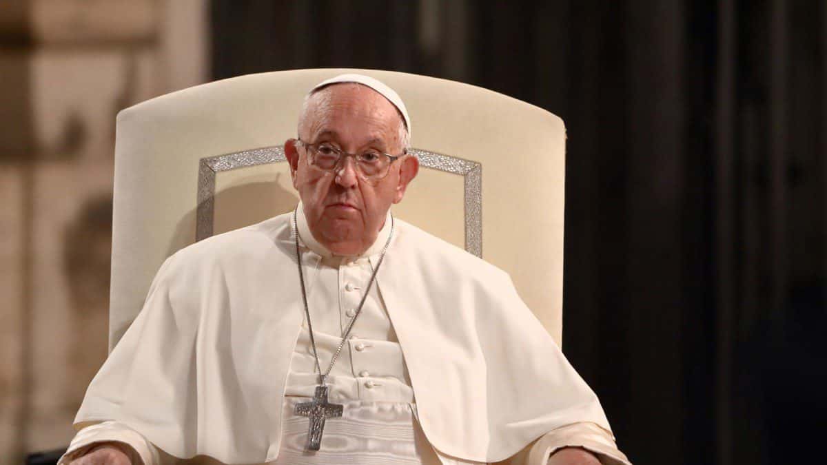 Papa Francisco apresenta melhora, mas deve permanecer internado