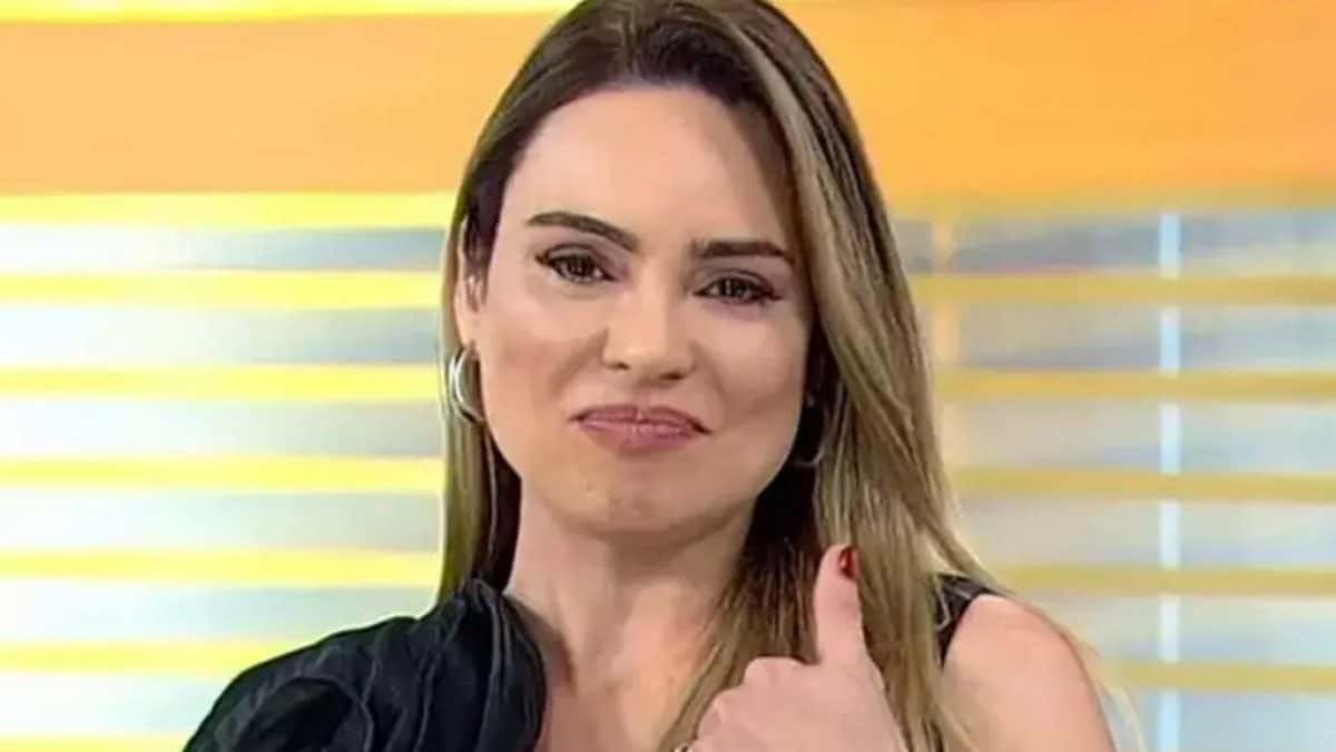 Rachel Sheherazade faz selfie de biquíni e barriga negativa choca web