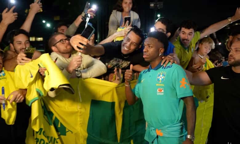 Seleção chega a Buenos Aires com festa da torcida