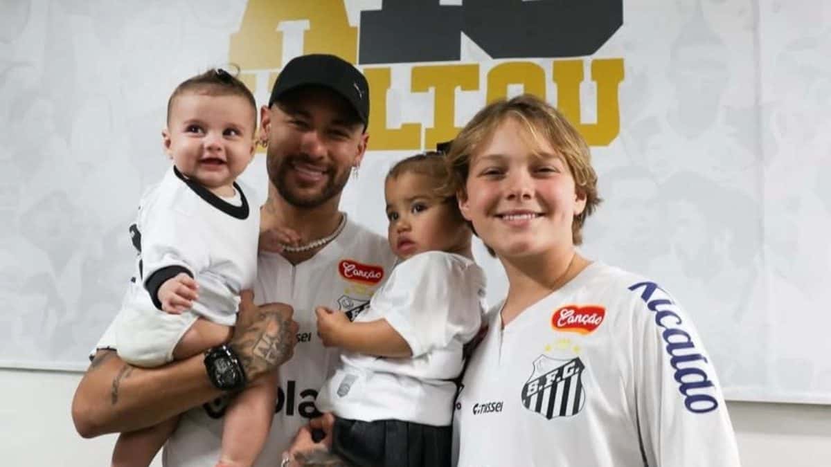Neymar posta foto rara de filhas brincando juntas