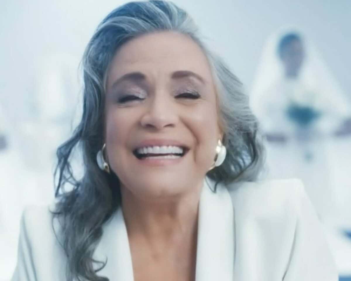 Globo paparica Regina Duarte em show de 60 anos e web vibra: ‘Ninguém pode questionar’