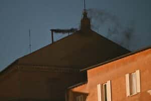 Fumaça preta: primeiro dia de conclave termina sem eleição do novo papa