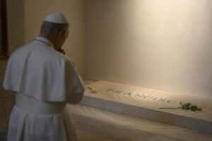 Leão XIV visita o túmulo de Francisco em sua primeira saída como papa