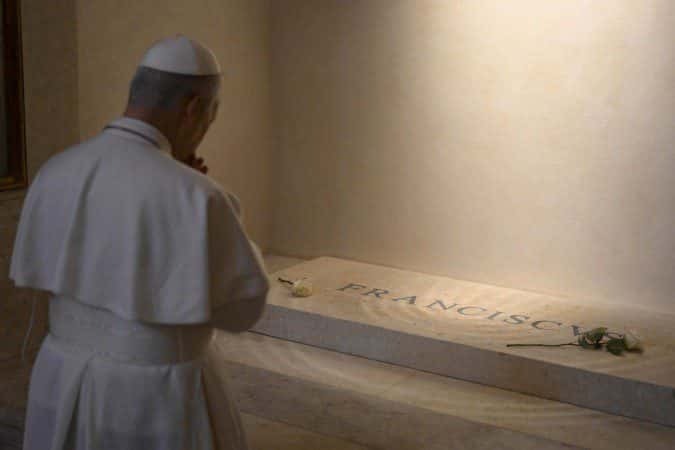 Leão XIV visita o túmulo de Francisco em sua primeira saída como papa