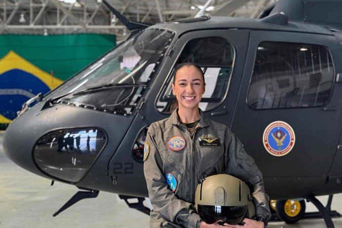Conheça Emily Braz, a primeira mulher piloto de helicóptero do Exército