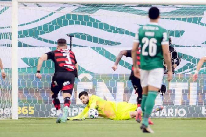 Flamengo vence o Palmeiras, no Allianz, em jogo de pênaltis polêmicos