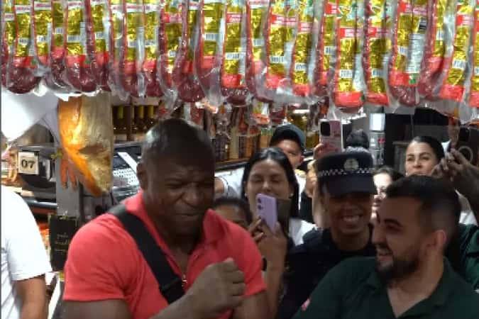 Terry Crews revive “As Branquelas” em visita ao Mercadão de São Paulo