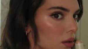 Kendall Jenner faz topless em praia paradisíaca e incendeia o clima na web