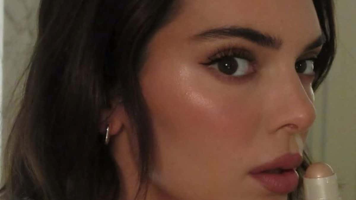 Kendall Jenner faz topless em praia paradisíaca e incendeia o clima na web