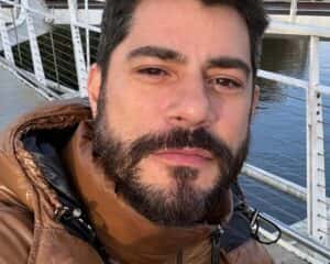 Em Dubai, Evaristo Costa exibe abdômen trincado e impressiona