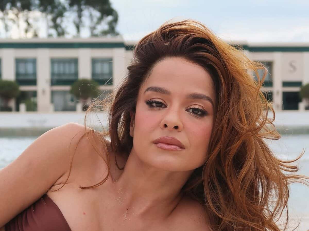 De biquíni vermelho, Maiara curte clima ensolarado na piscina e exibe barriguinha sarada