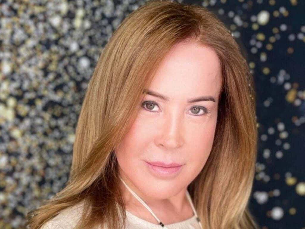 Zilu Godoi posa de biquíni no sofá e mostra boa forma: “Vale a pena ver”