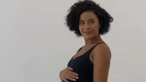 Bella Campos surge com falsa barriga de grávida na web