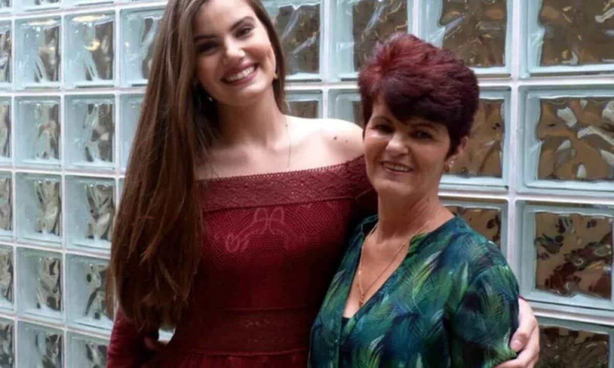 Camila Queiroz se revolta após web criticar mãe por ser manicure