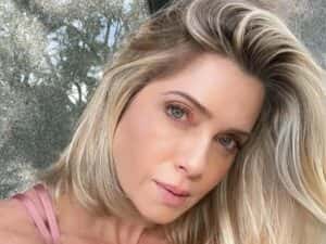 Leticia Spiller compartilha momento relax e encanta com sua beleza