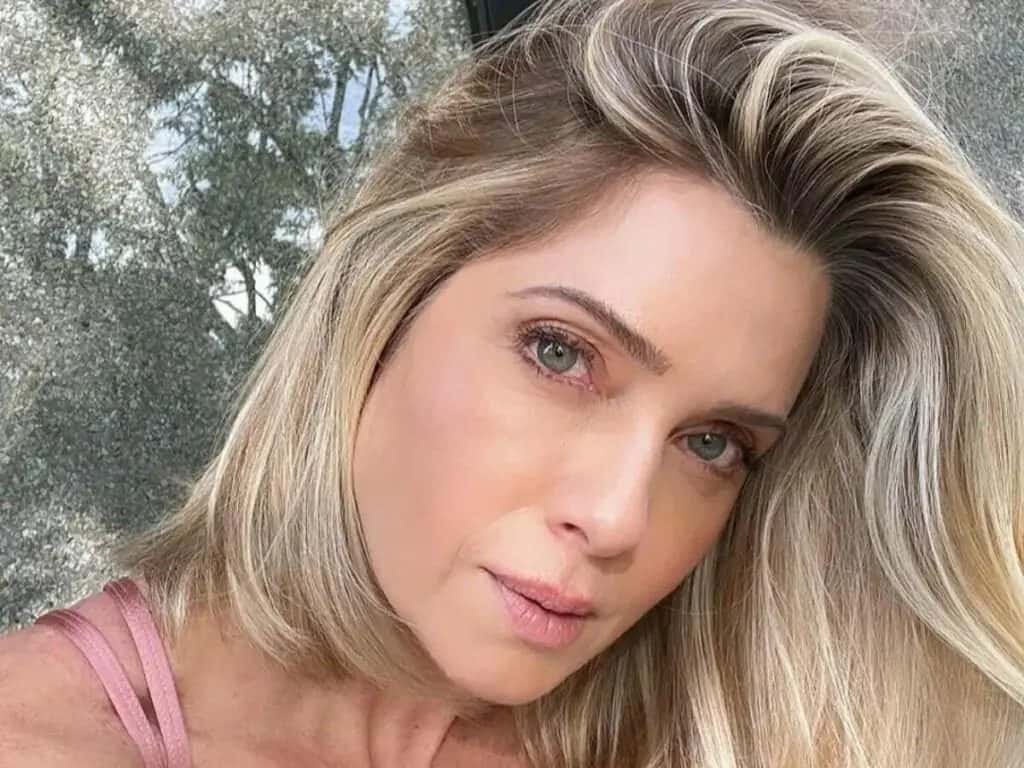 Leticia Spiller compartilha momento relax e encanta com sua beleza
