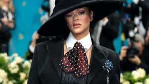 Rihanna revela terceira gravidez durante Met Gala