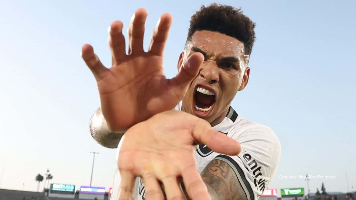 Gigante, Botafogo faz história, bate o PSG e vira líder
