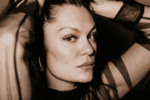 Jessie J lança música com o filho em meio ao tratamento de câncer