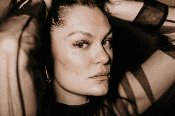 Jessie J lança música com o filho em meio ao tratamento de câncer