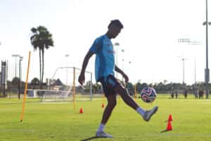 Flamengo chega às oitavas do Mundial com quatro pendurados